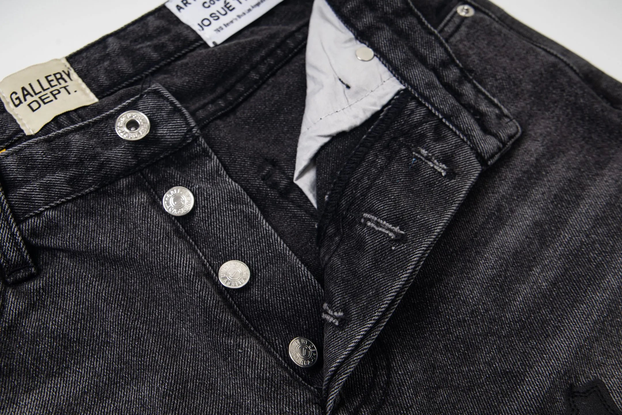 P240 Chrome Hearts Gallery co-branded limited-edition cross-flared flared jeans are a hot item this season and are sought after by countless celebrities and fashionistas. The neat details of the cutting process add color to the playful fashion! The neat and meticulous design, and the well-fitting structure is unique. The upper body not only has outstanding recognition, but also looks younger and younger. A style with the ultimate wearing meaning and performance, gorgeous color matching, and the craftsmanship of this style is also extremely extraordinary. After the finished product is washed, it is disassembled and hand-made with sheepskin cross leather and then spliced ​​together to complete. The whole piece has too many craftsmanship to describe. It is decorated with patchwork cross flowers and high-waisted washed jeans! ! Absolutely high-end luxury product, a god-level single product, a super popular product, made with top heavy industry, a must-see magic weapon that can't be missed. Style number: 1836 Size: 28 30 32 34 36 Color: black